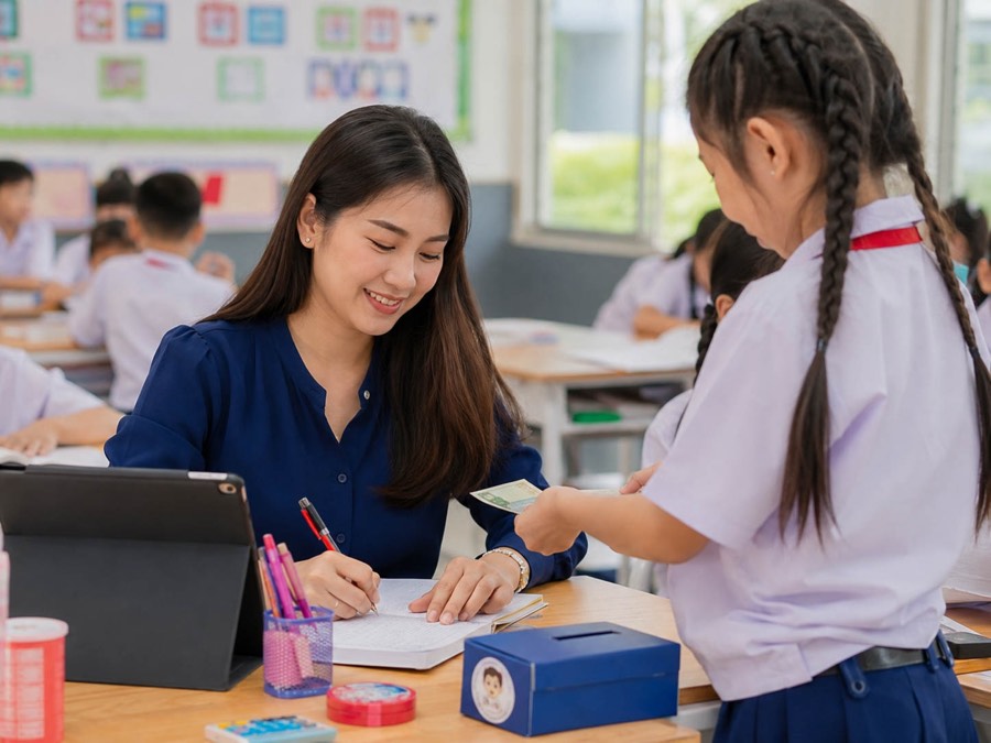 นักเรียนฝากเงินธนาคารออมทรัพย์ห้องเรียนกับคุณครูตอนพักกลางวัน